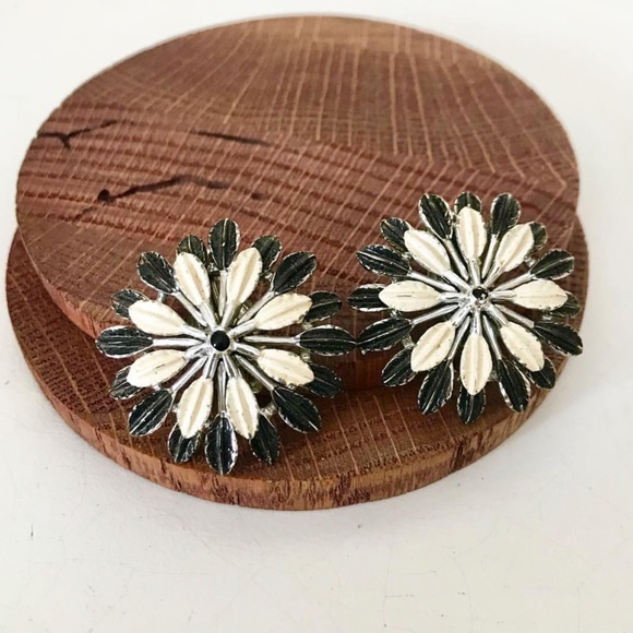 Vintage Enamel Flower Clip On Earrings - Picture 1 of 3